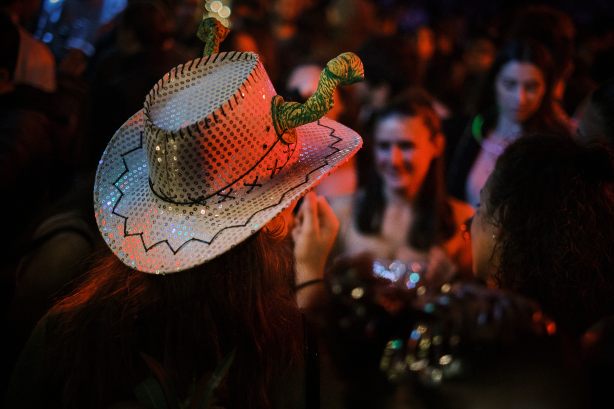 ragazza con cappello